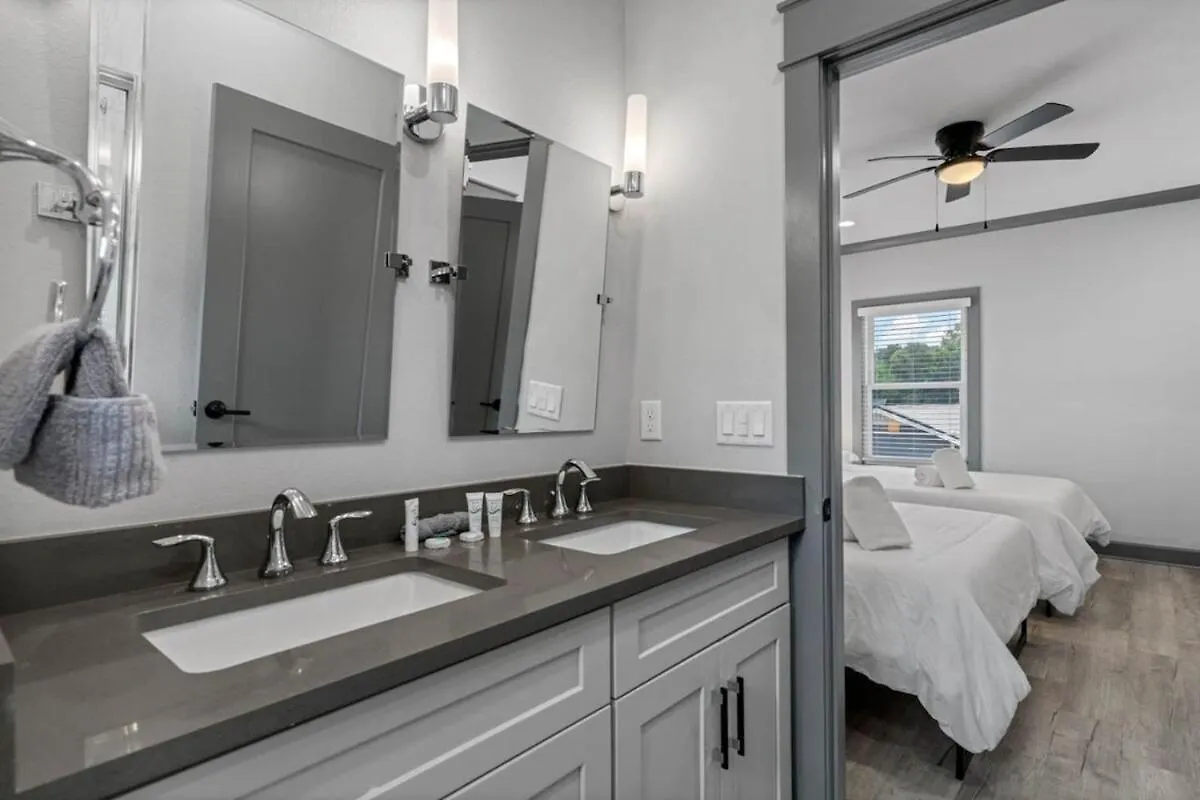坦帕Sleeps 20! Luxe 6 Bdrm 4 Bth Duplex - Downtown Tpa别墅 度假居